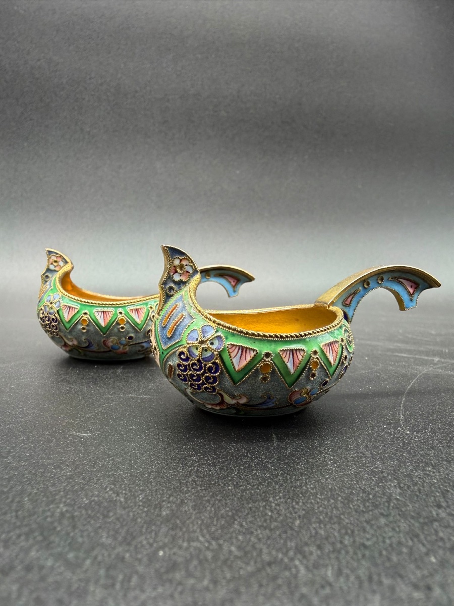COPPIA DI KOVSH RUSSI IN SMALTO A CLOISONNÉ E DORATO, 11 Artel, provenienza Christie's