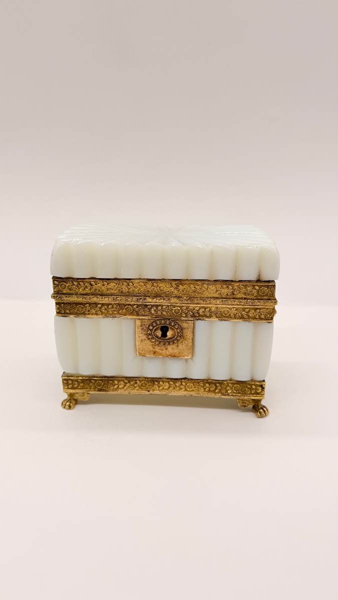 Cofanetto in opalina bianca bulle de savon  dell'epoca di Carlo X
