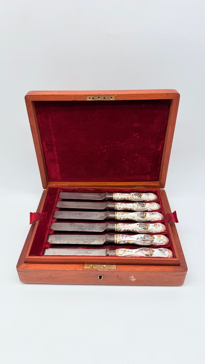 SET DI DODICI COLTELLI CON MANICO IN PORCELLANA TEDESCA DEL XVIII SECOLO, Meissen-photo-2