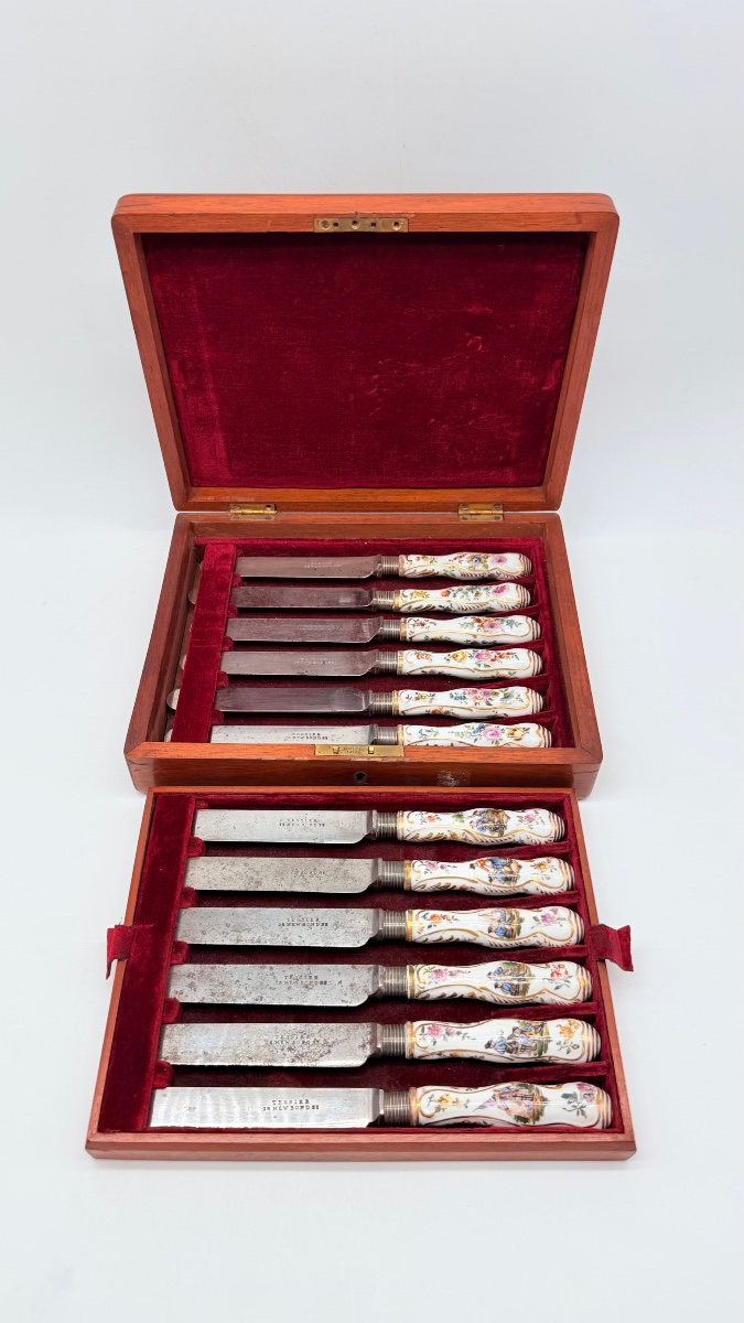 SET DI DODICI COLTELLI CON MANICO IN PORCELLANA TEDESCA DEL XVIII SECOLO, Meissen-photo-3