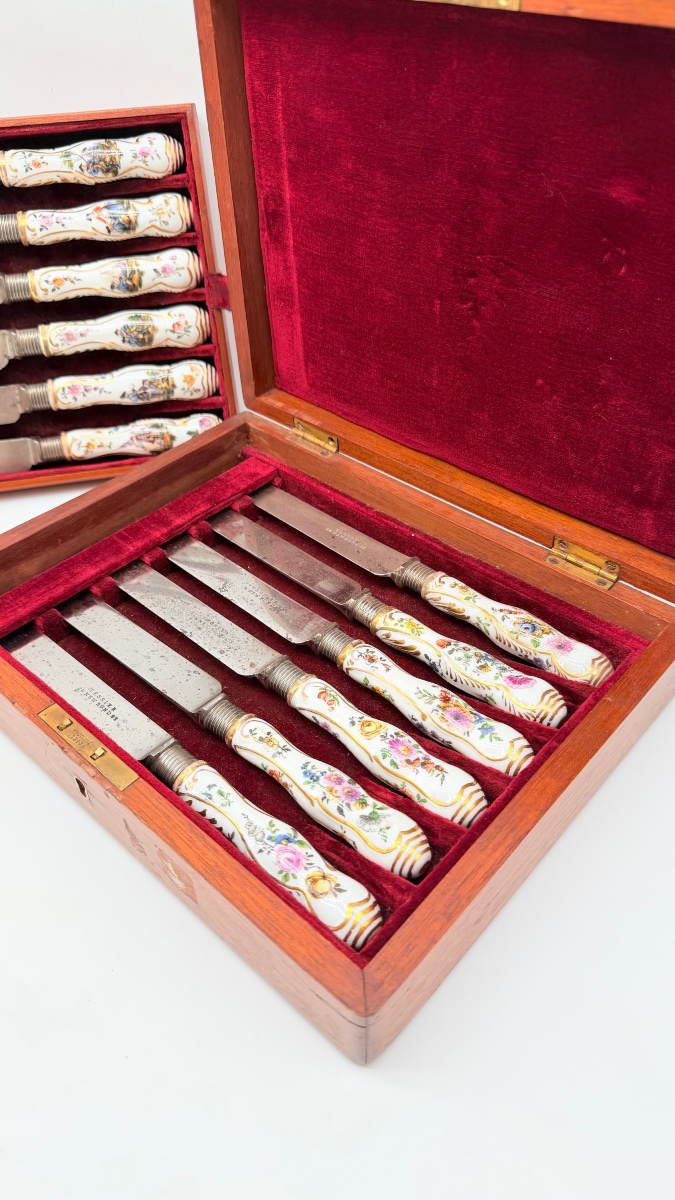 SET DI DODICI COLTELLI CON MANICO IN PORCELLANA TEDESCA DEL XVIII SECOLO, Meissen-photo-1