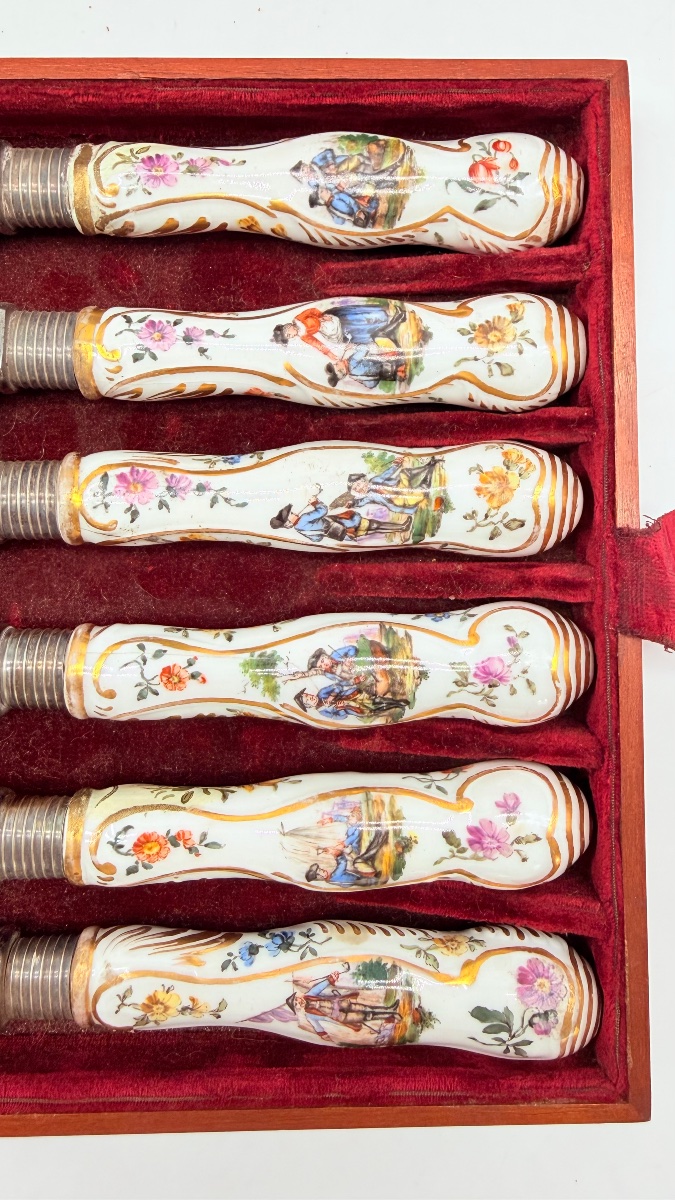SET DI DODICI COLTELLI CON MANICO IN PORCELLANA TEDESCA DEL XVIII SECOLO, Meissen-photo-5