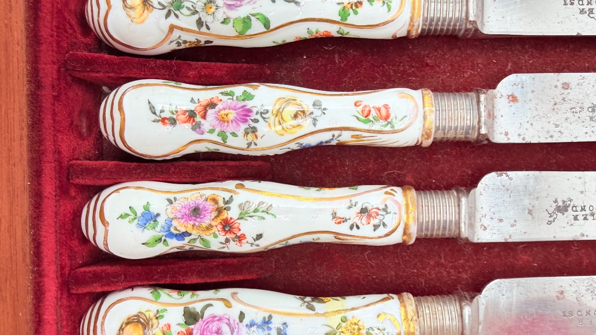 SET DI DODICI COLTELLI CON MANICO IN PORCELLANA TEDESCA DEL XVIII SECOLO, Meissen-photo-6