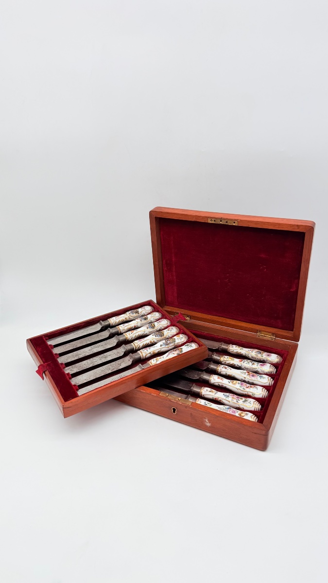 SET DI DODICI COLTELLI CON MANICO IN PORCELLANA TEDESCA DEL XVIII SECOLO, Meissen