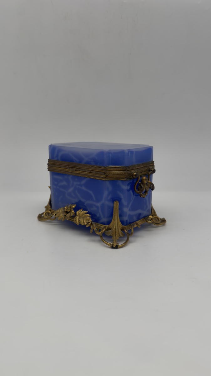 Cofanetto in opalina blu francese con montatura in bronzo dorato, XIX secolo-photo-2