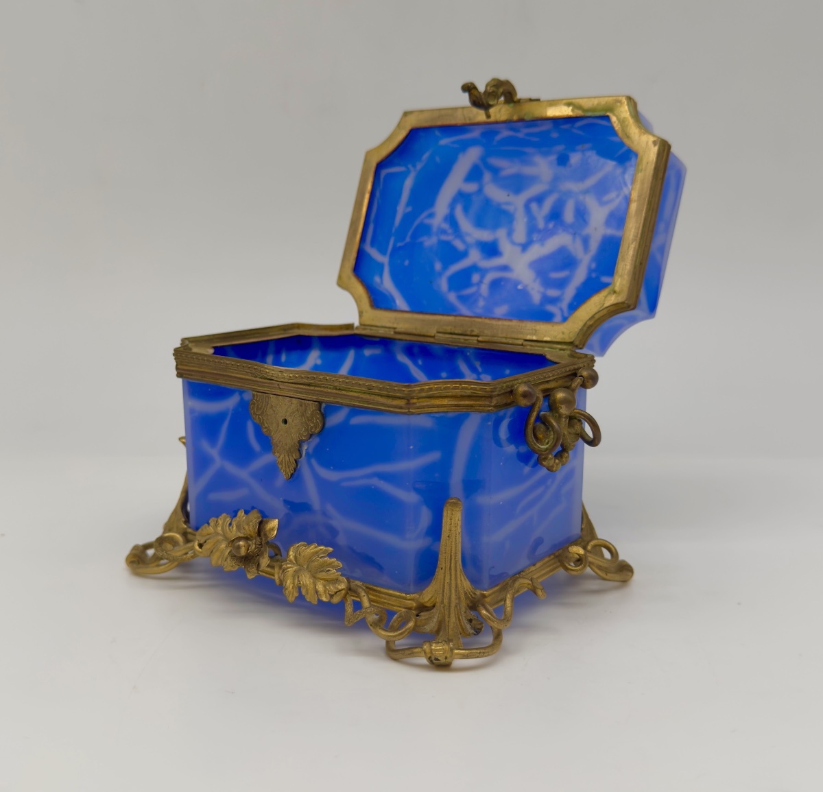 Cofanetto in opalina blu francese con montatura in bronzo dorato, XIX secolo-photo-3