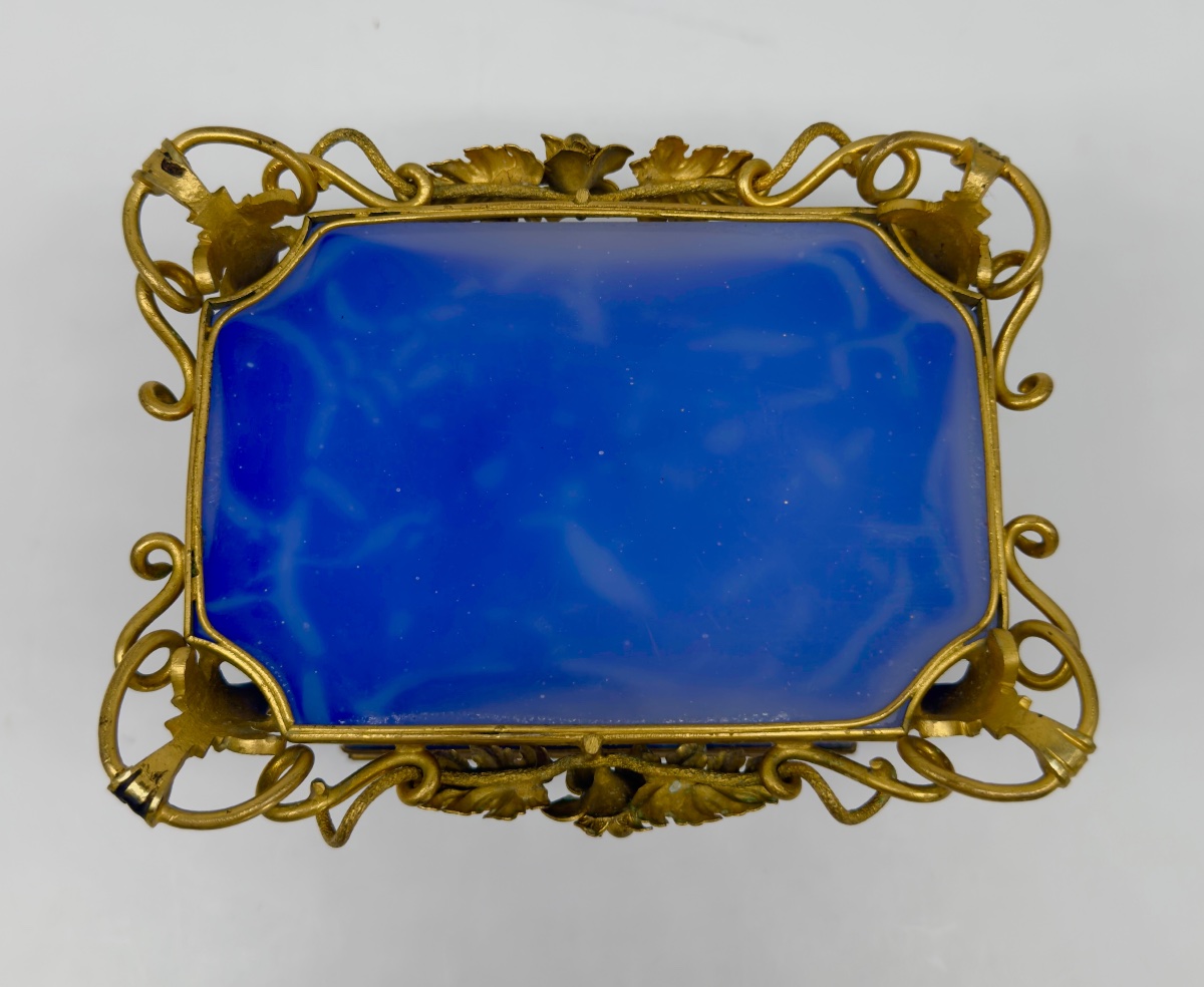 Cofanetto in opalina blu francese con montatura in bronzo dorato, XIX secolo-photo-4
