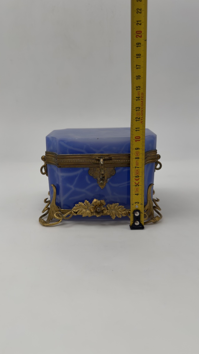 Cofanetto in opalina blu francese con montatura in bronzo dorato, XIX secolo-photo-3