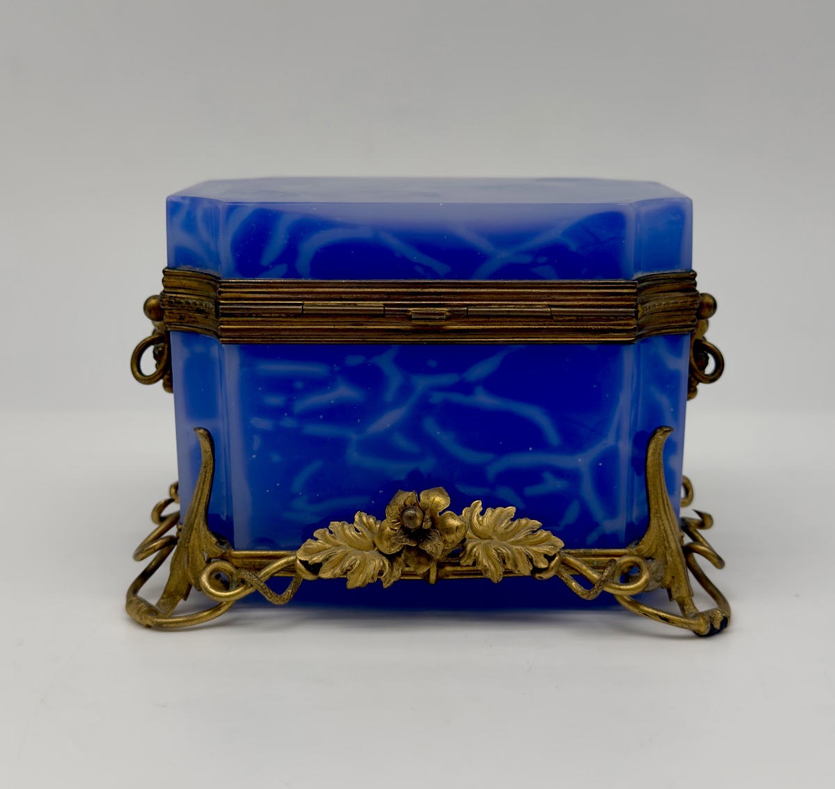 Cofanetto in opalina blu francese con montatura in bronzo dorato, XIX secolo-photo-5