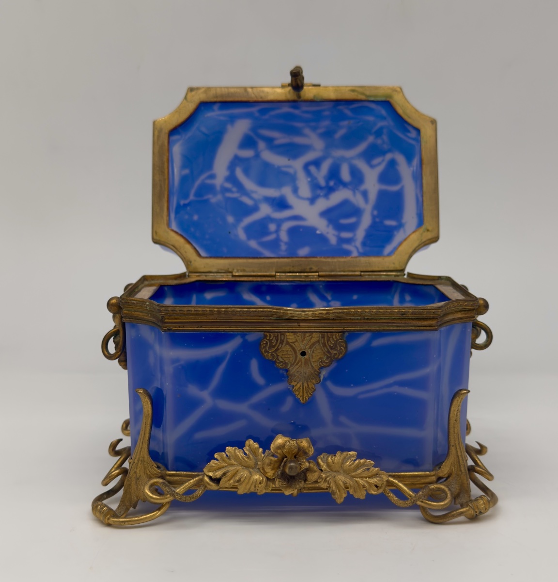 Cofanetto in opalina blu francese con montatura in bronzo dorato, XIX secolo-photo-6