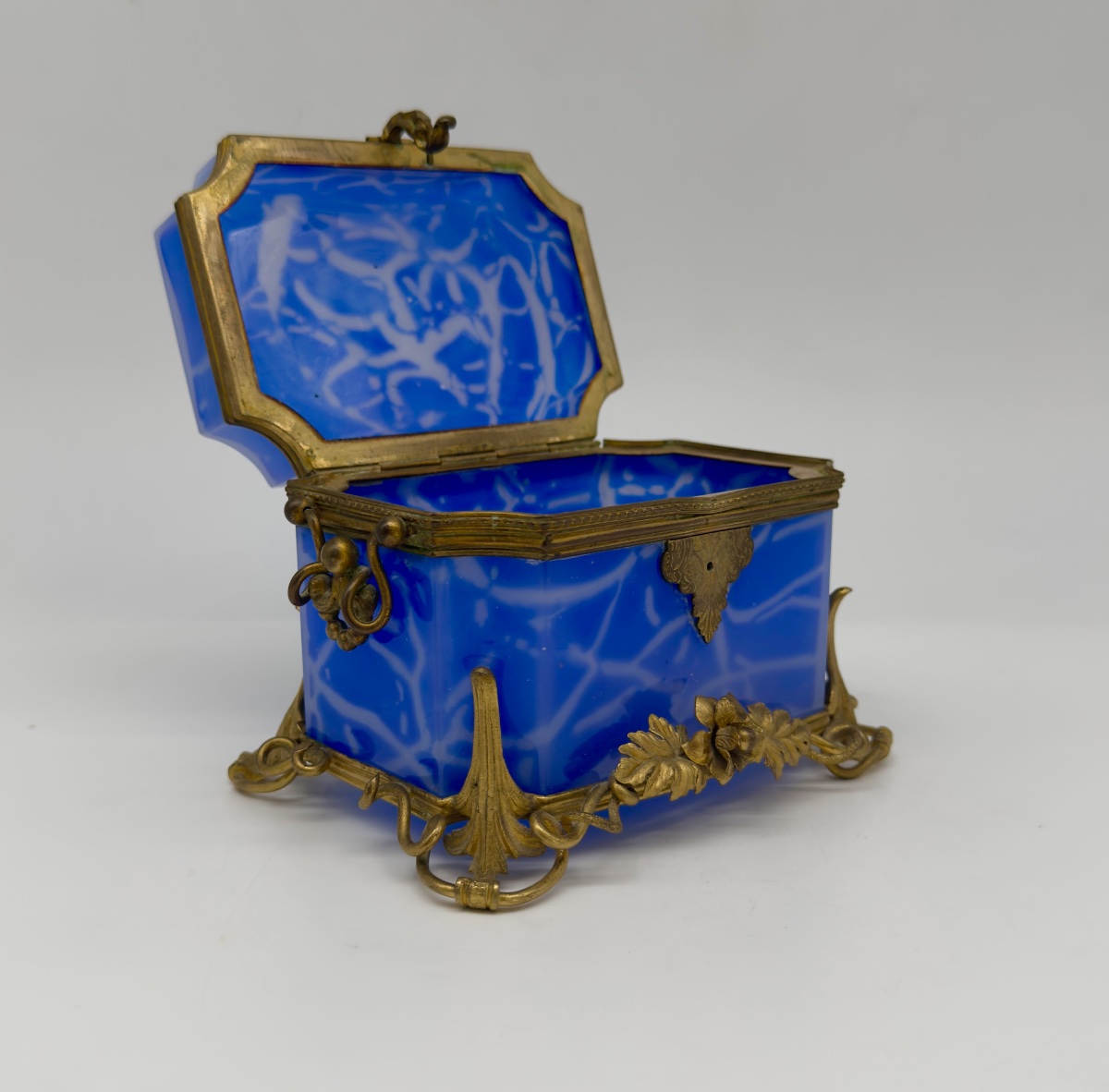 Cofanetto in opalina blu francese con montatura in bronzo dorato, XIX secolo-photo-7