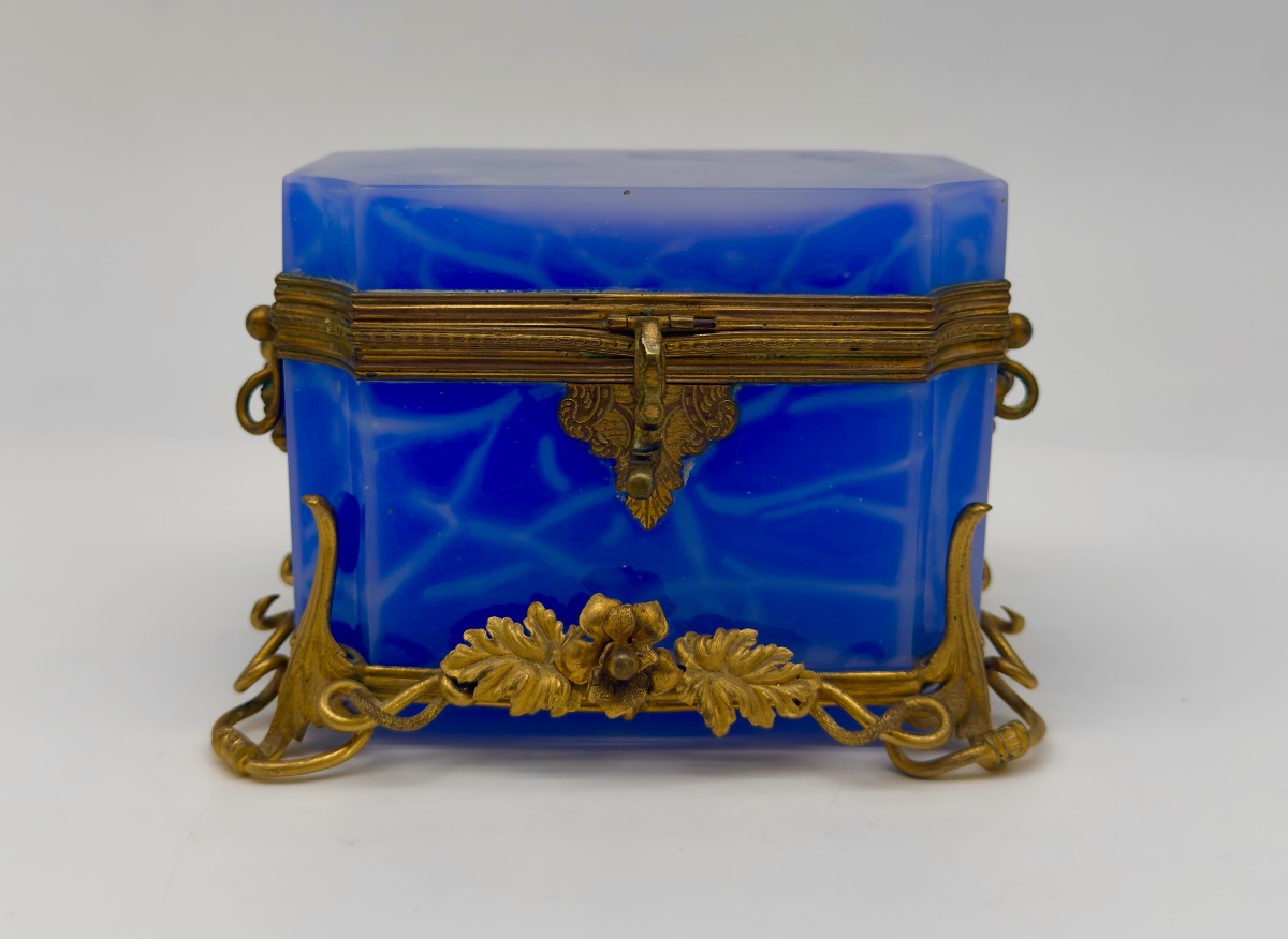 Cofanetto in opalina blu francese con montatura in bronzo dorato, XIX secolo