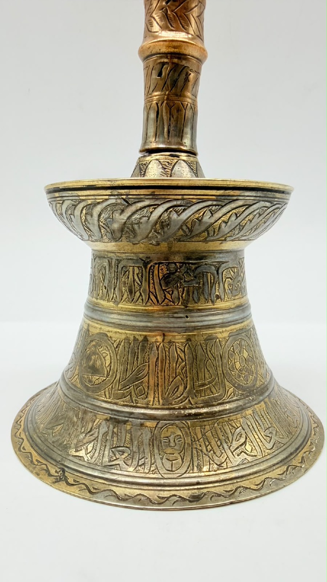 Portacandele islamico in stile mamelucco, in ottone con intarsi in argento. XIX secolo-photo-3