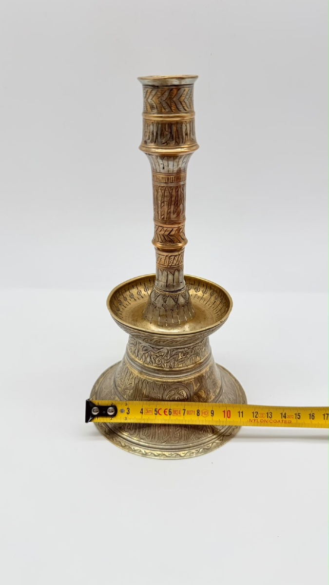 Portacandele islamico in stile mamelucco, in ottone con intarsi in argento. XIX secolo-photo-2
