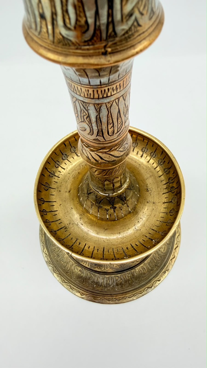 Portacandele islamico in stile mamelucco, in ottone con intarsi in argento. XIX secolo-photo-3