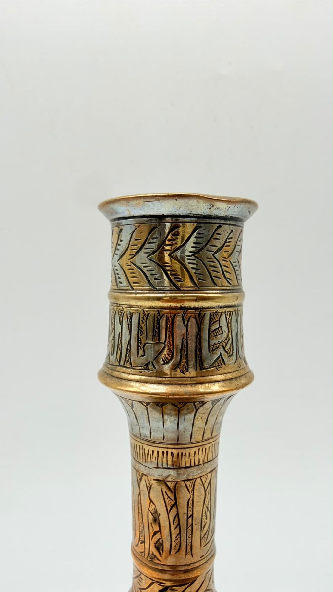 Portacandele islamico in stile mamelucco, in ottone con intarsi in argento. XIX secolo-photo-8