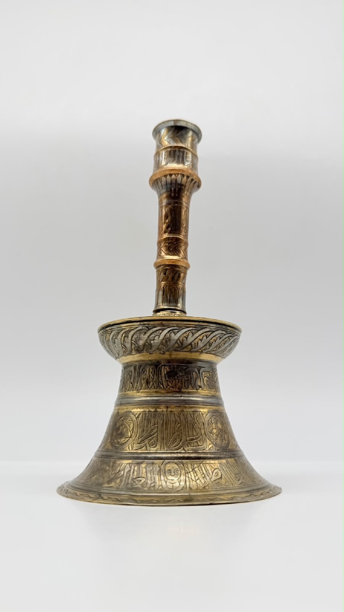 Portacandele islamico in stile mamelucco, in ottone con intarsi in argento. XIX secolo