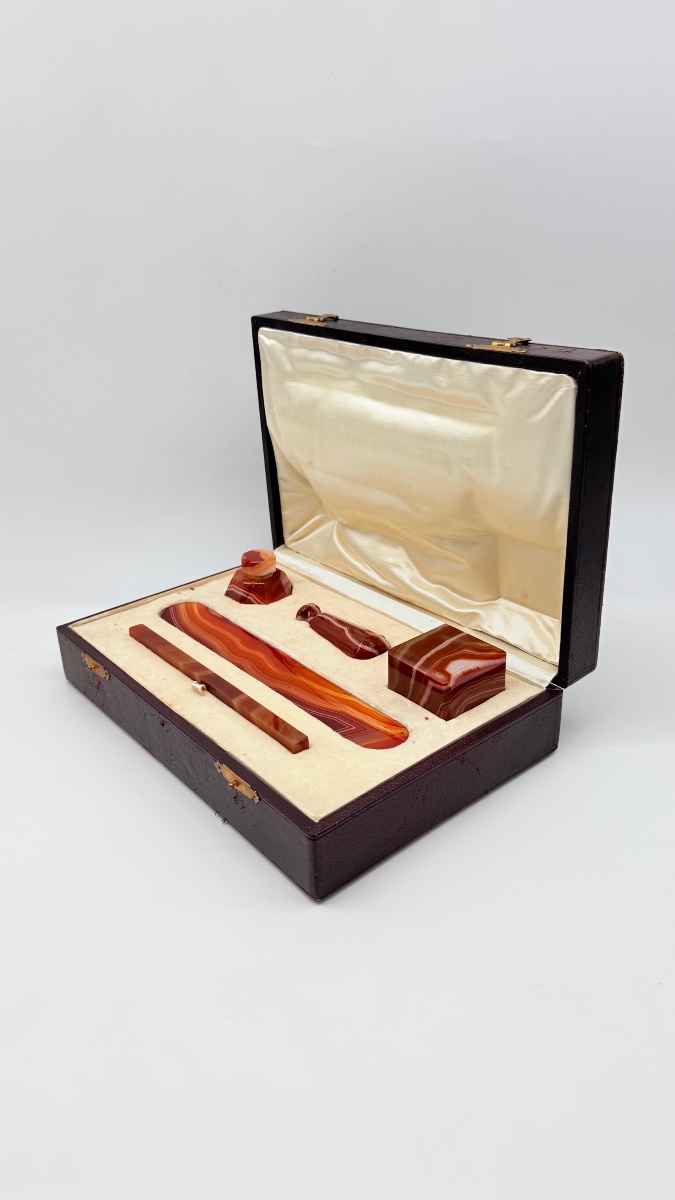 SET DA SCRIVANIA IN AGATA DEL XIX SECOLO IN UNA CUSTODIA IN PELLE