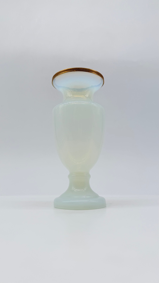 Vaso in opalina a forma di bolla di sapone con montatura in bronzo, XIX secolo.-photo-2