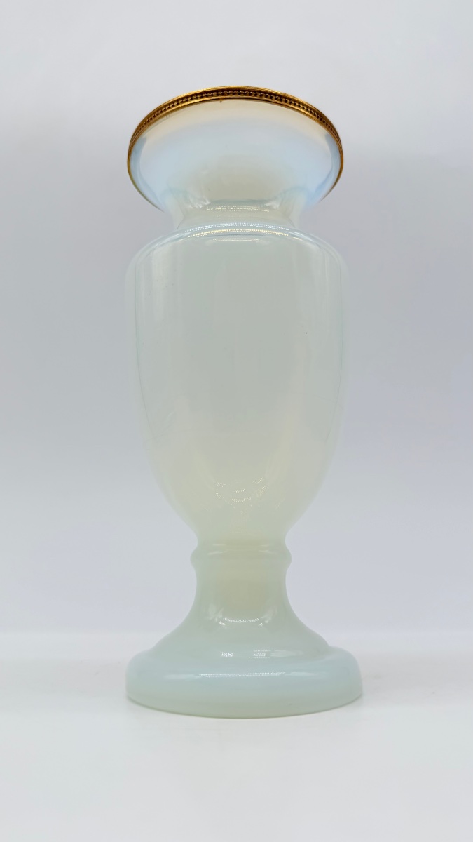 Vaso in opalina a forma di bolla di sapone con montatura in bronzo, XIX secolo.-photo-3