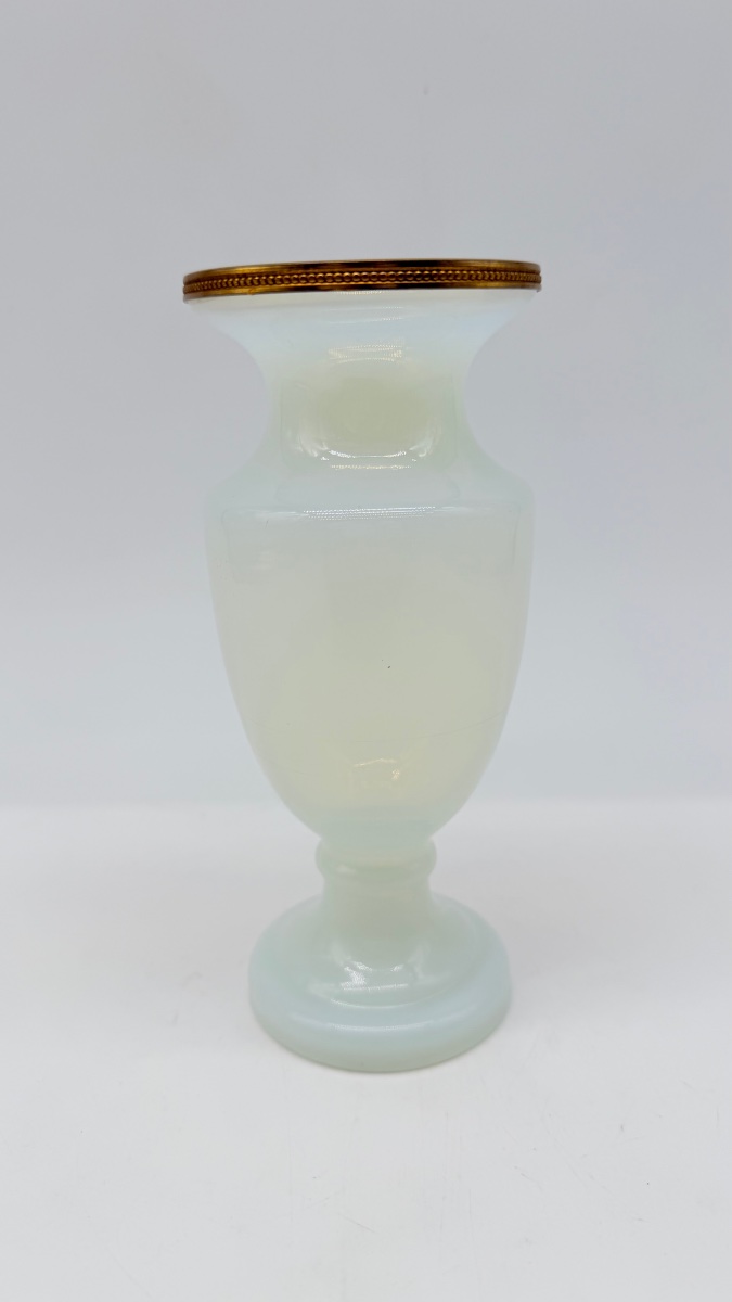 Vaso in opalina a forma di bolla di sapone con montatura in bronzo, XIX secolo.-photo-1