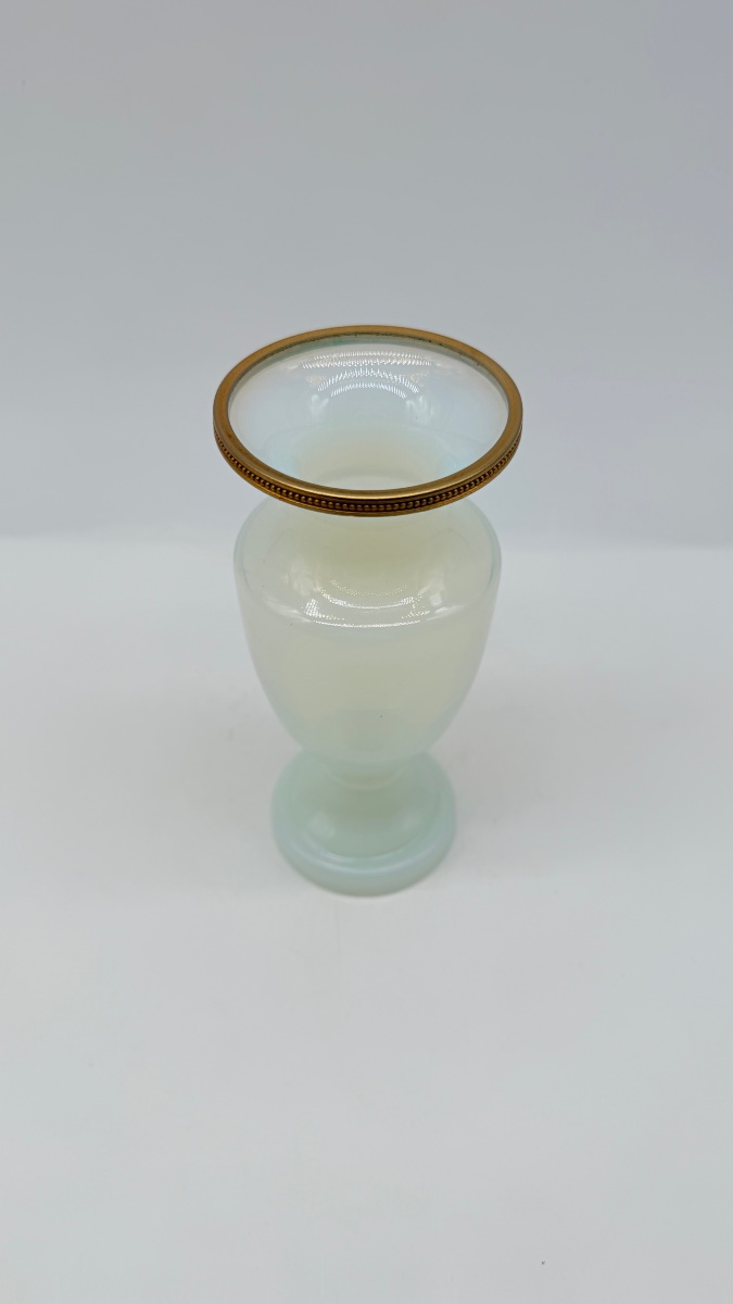 Vaso in opalina a forma di bolla di sapone con montatura in bronzo, XIX secolo.-photo-4