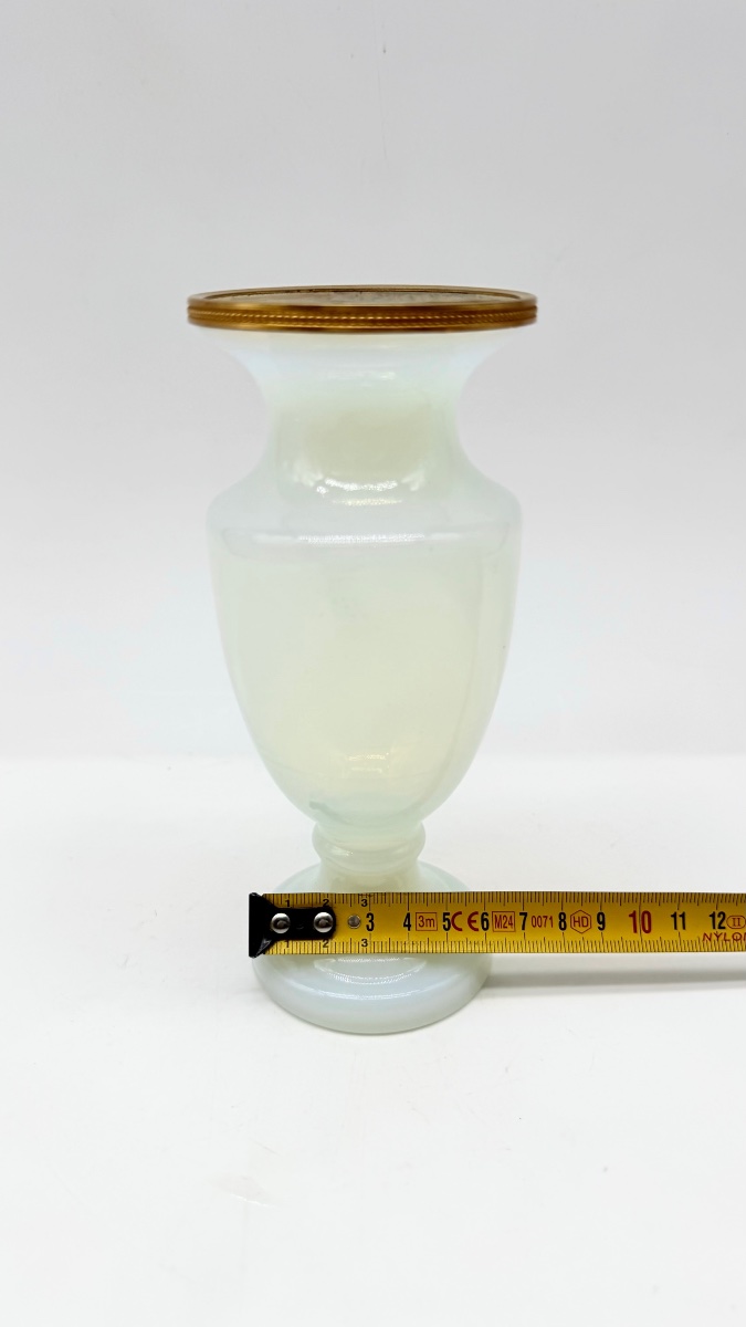 Vaso in opalina a forma di bolla di sapone con montatura in bronzo, XIX secolo.-photo-6