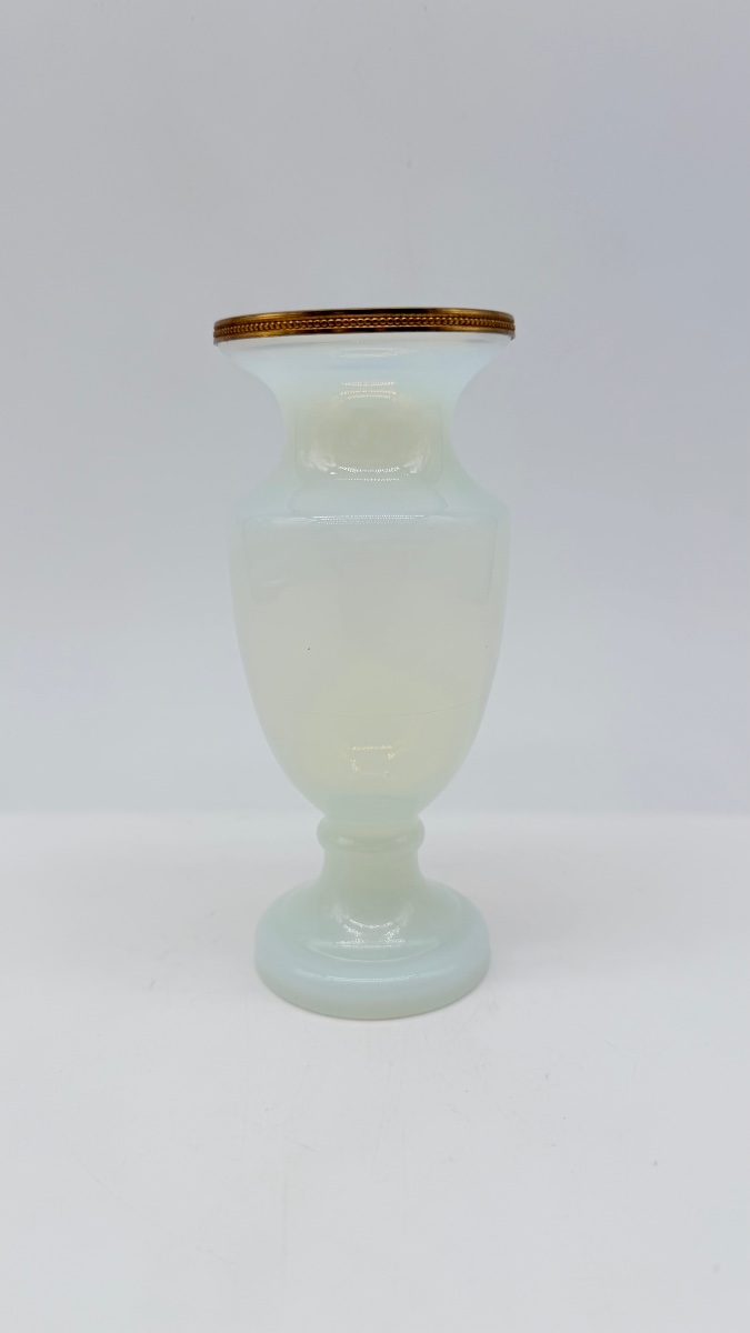 Vaso in opalina a forma di bolla di sapone con montatura in bronzo, XIX secolo.
