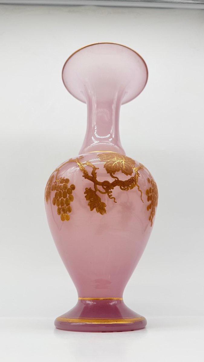 Vaso a balaustro in vetro opalino rosa, Francia, XIX secolo