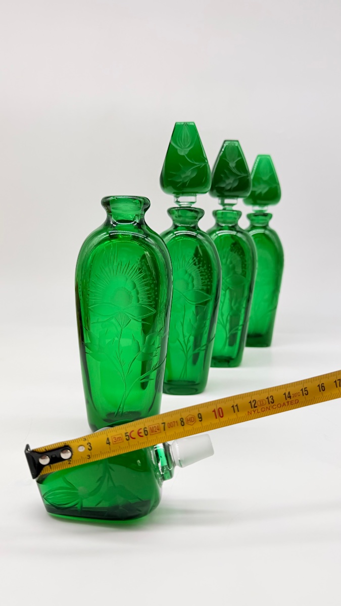 Bottiglie in vetro incise Moser, di colore smeraldo scuro, disponibili in 4 esemplari-photo-4