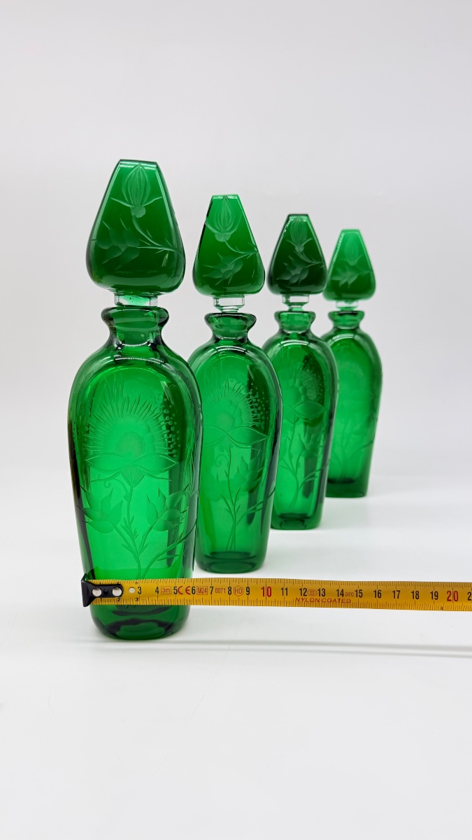 Bottiglie in vetro incise Moser, di colore smeraldo scuro, disponibili in 4 esemplari-photo-7