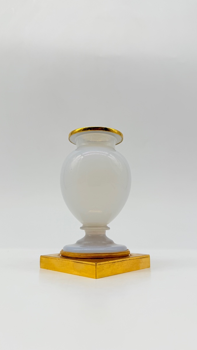 Vaso opalino con bolle di sapone appoggiato su un piedistallo in bronzo dorato, Carlo X-photo-2