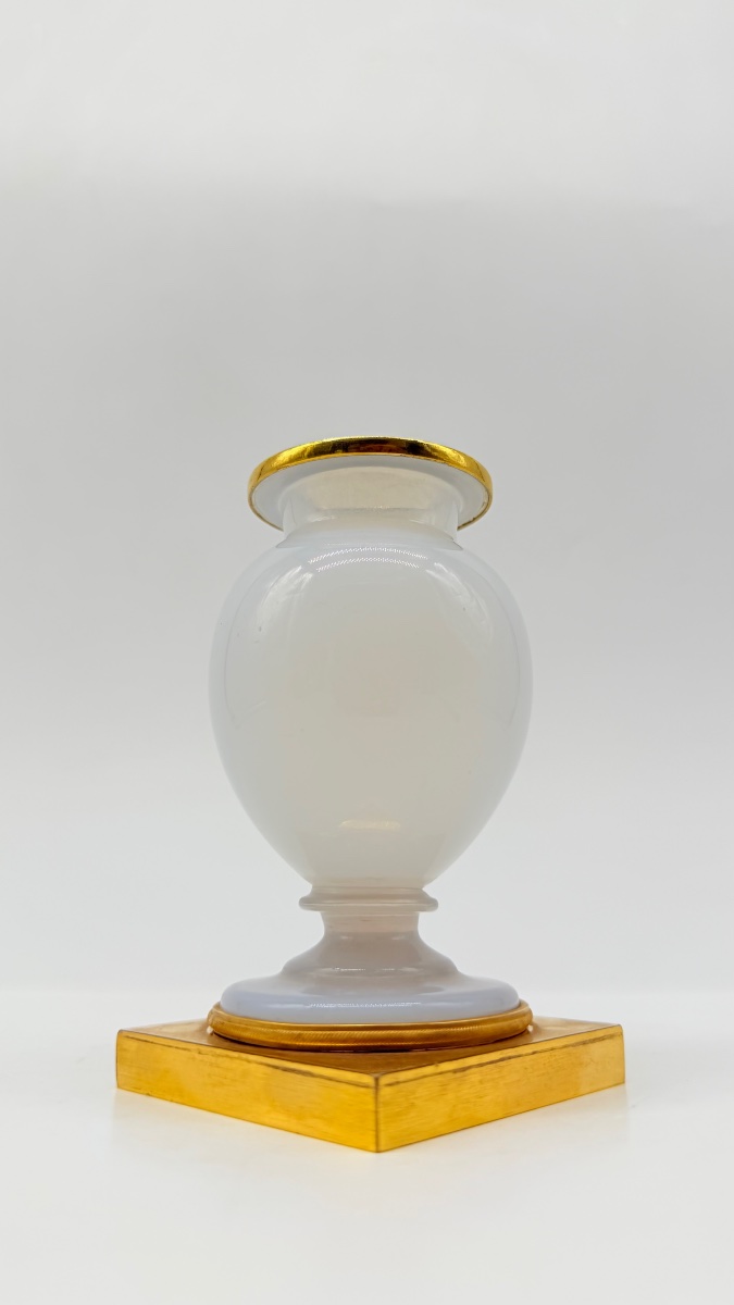 Vaso opalino con bolle di sapone appoggiato su un piedistallo in bronzo dorato, Carlo X-photo-3