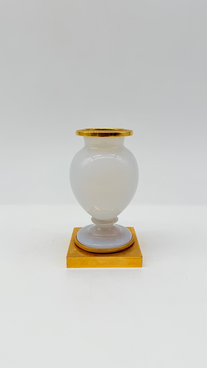 Vaso opalino con bolle di sapone appoggiato su un piedistallo in bronzo dorato, Carlo X-photo-5