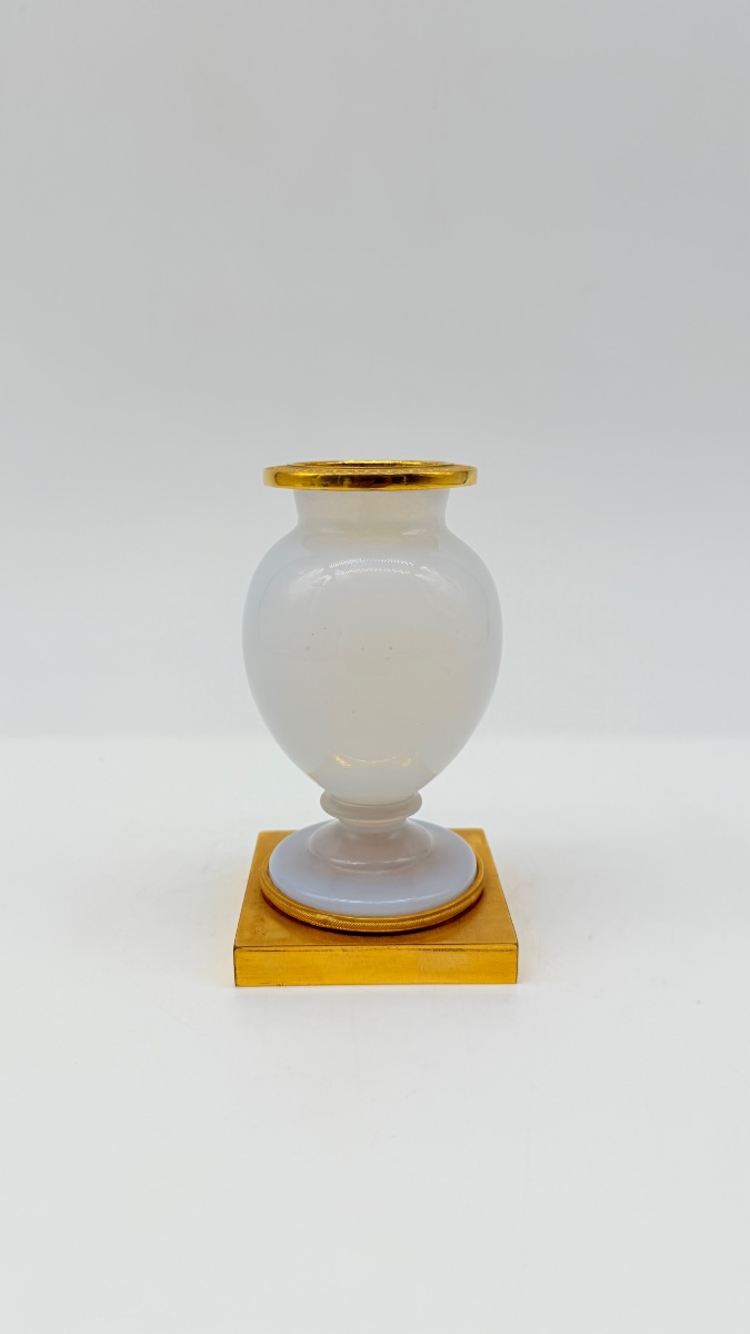 Vaso opalino con bolle di sapone appoggiato su un piedistallo in bronzo dorato, Carlo X-photo-7