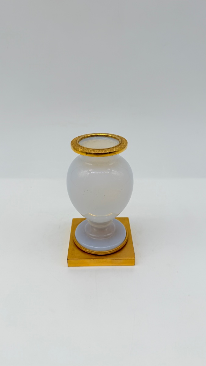 Vaso opalino con bolle di sapone appoggiato su un piedistallo in bronzo dorato, Carlo X-photo-8