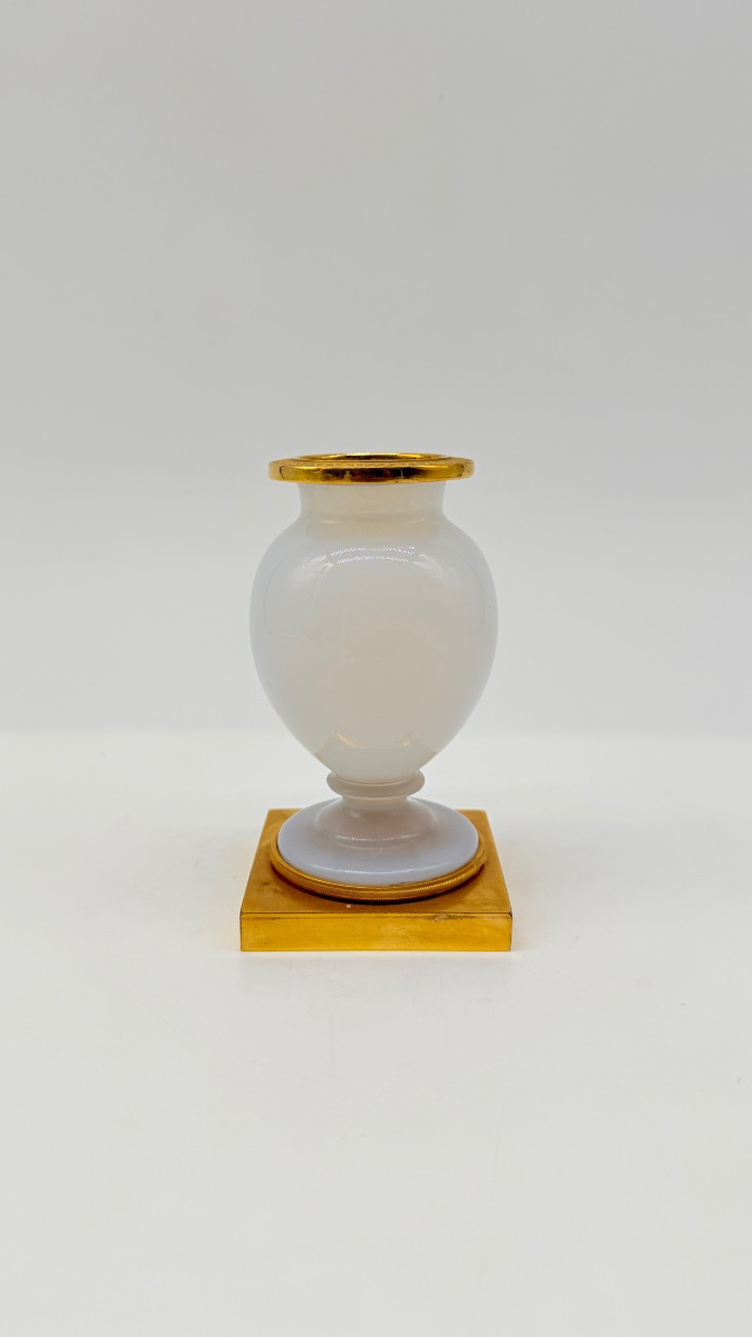 Vaso opalino con bolle di sapone appoggiato su un piedistallo in bronzo dorato, Carlo X