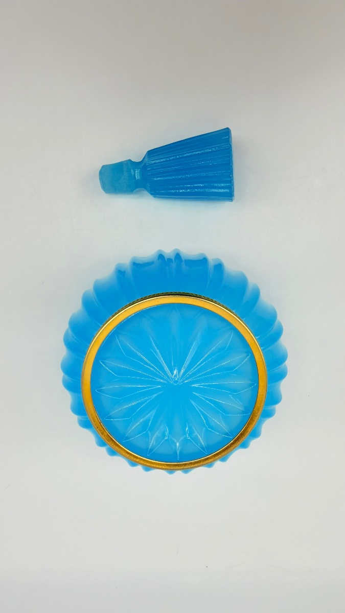 Flacone da profumo francese in vetro opalino blu-photo-1