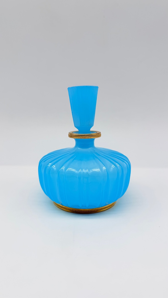 Flacone da profumo francese in vetro opalino blu