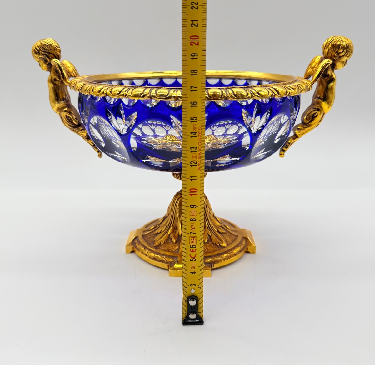 Centrotavola a tazza in vetro boemo a strati, con manici a forma di cherubini-photo-4