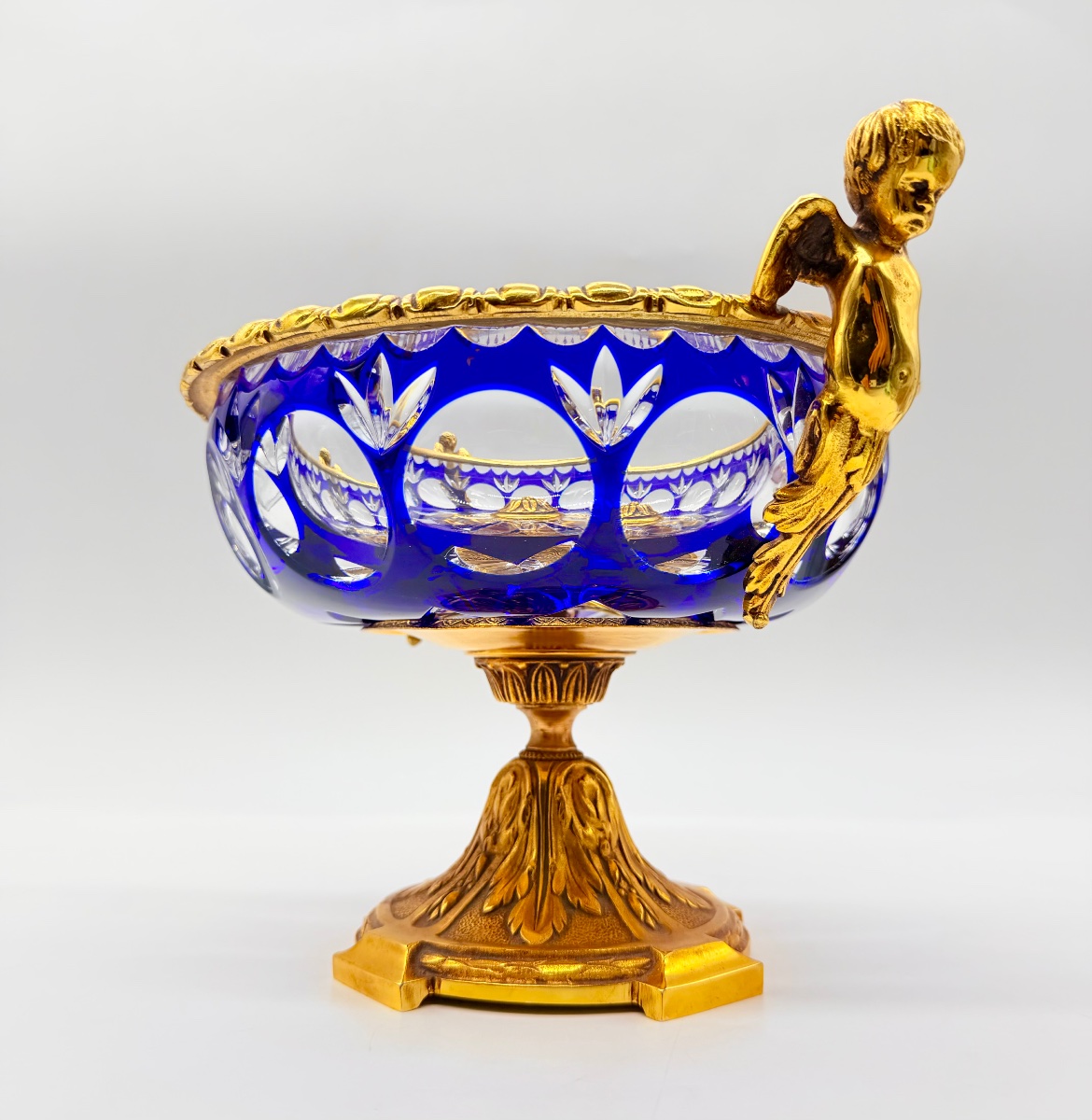 Centrotavola a tazza in vetro boemo a strati, con manici a forma di cherubini-photo-4