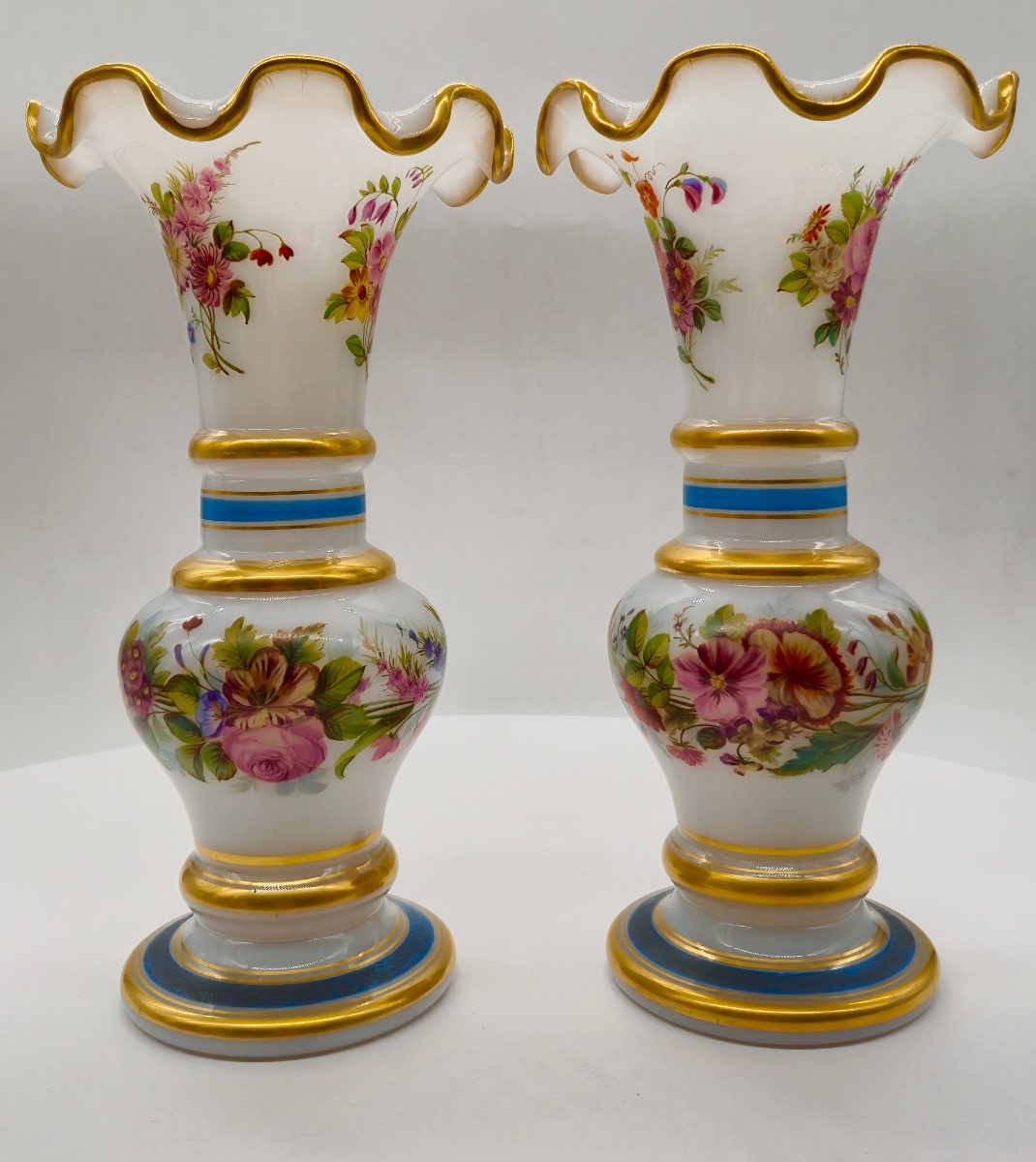 Coppia di vasi floreali in opalino, attribuiti a Jean François Robert per Baccarat