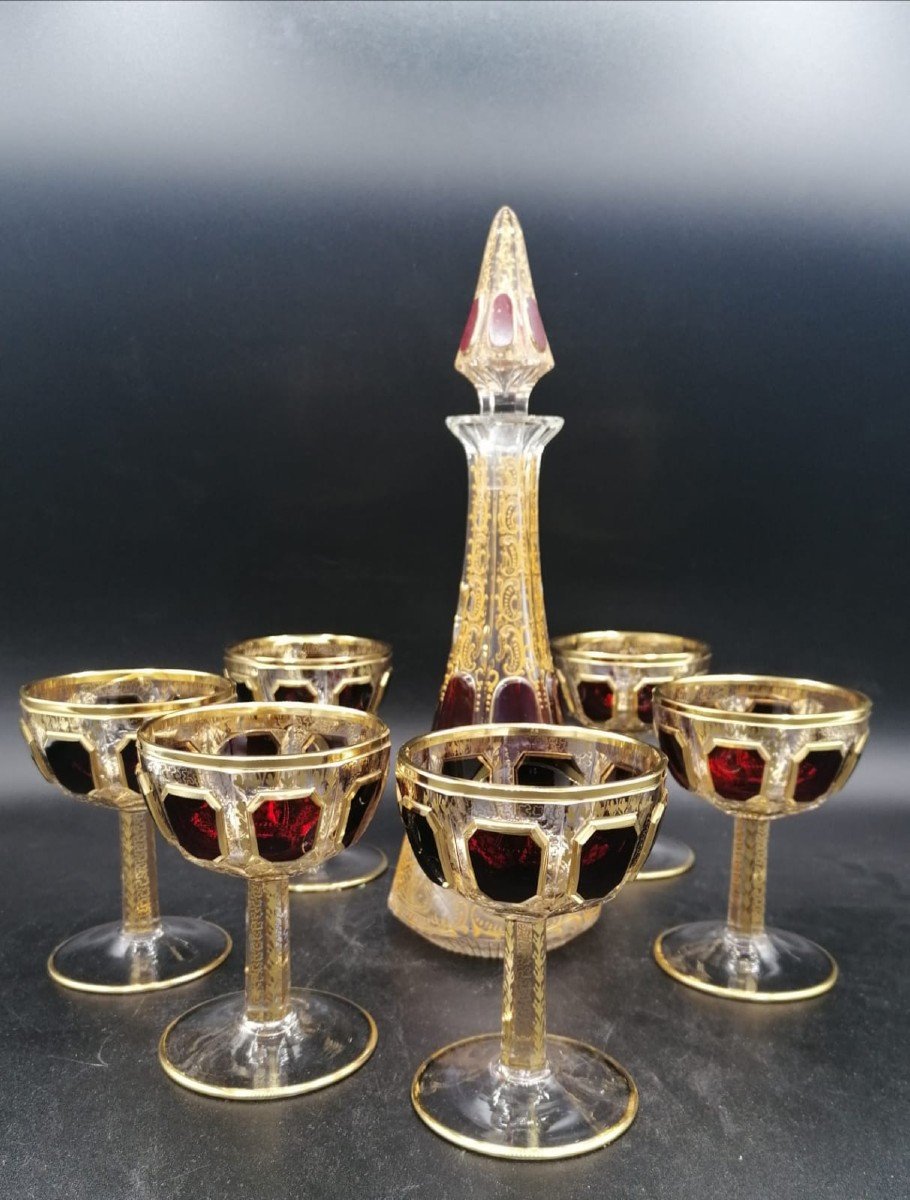 Très rare service de verres de Bohême, qualité exclusive avec cabochon en relief de couleur rubis profond Flûte Recouvert d'Or 24 Carats, Lot De 6