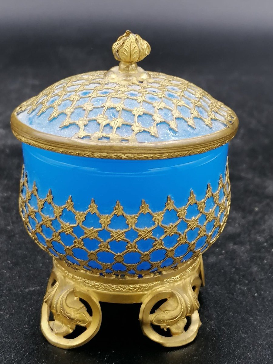 Palays Royale Boite En Opaline Bleue Et Monture De Laiton Dore
