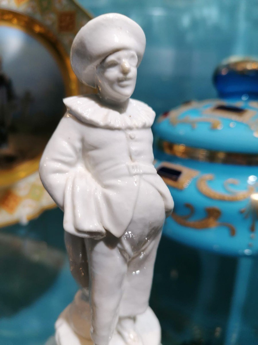 Capodimonte , Figurine en Biscuit Blanc représentant Tartaglia de la Commedia Dell'arte -photo-2