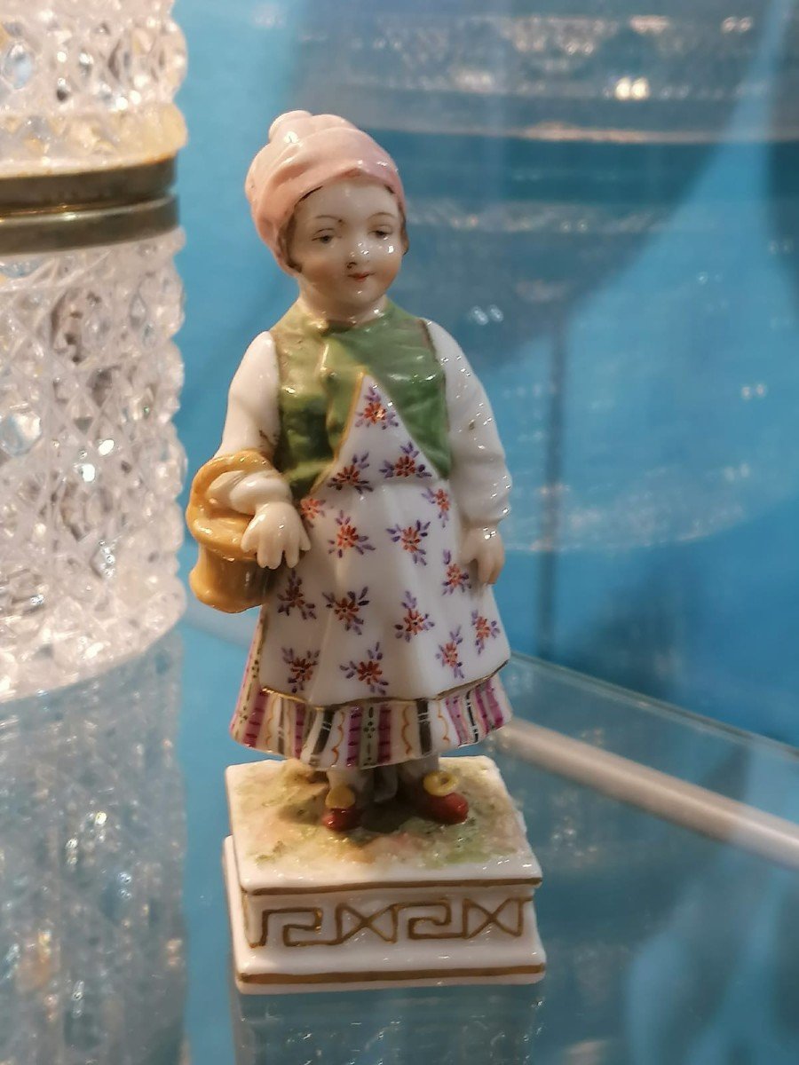 Figurine en porcelaine émaillée antique de Sitzendorf d'une fille/figurine en porcelaine allemande-photo-2