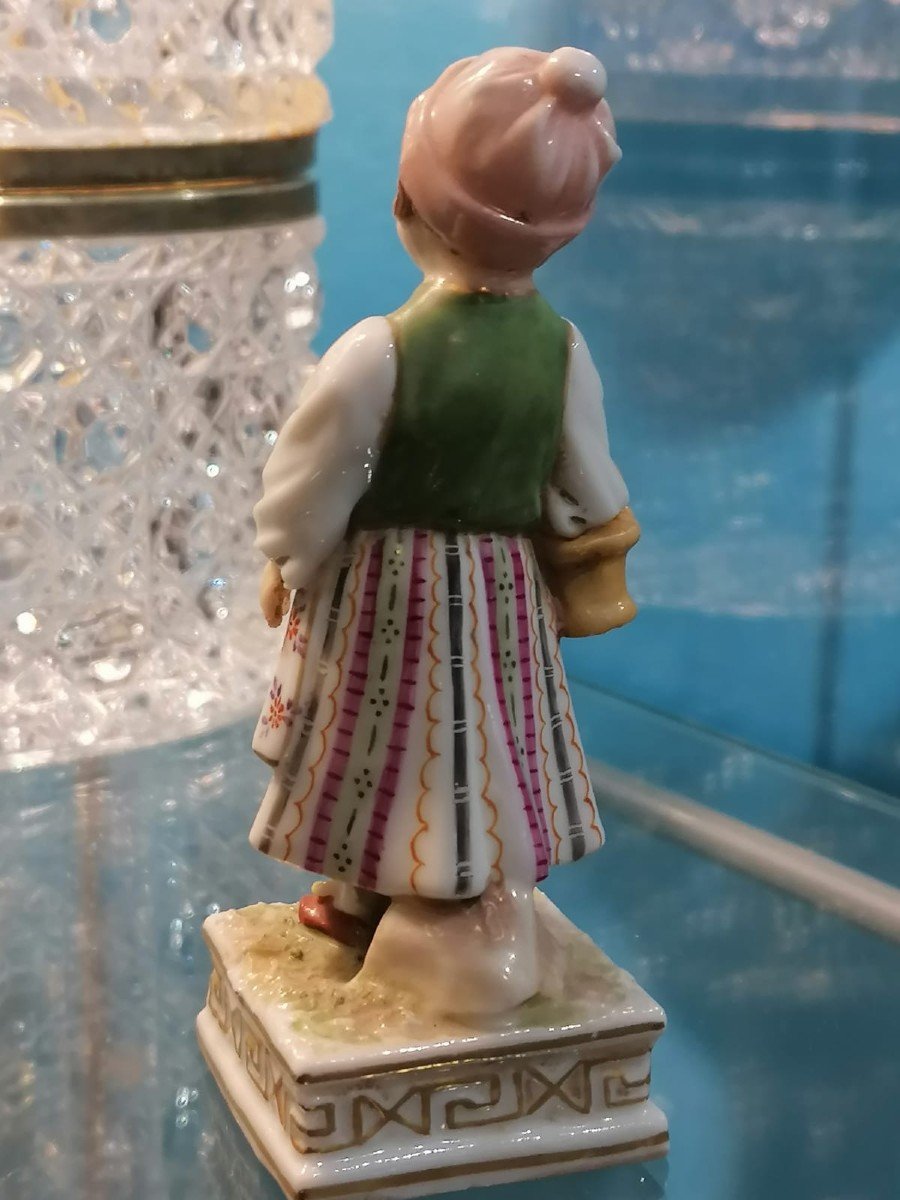 Figurine en porcelaine émaillée antique de Sitzendorf d'une fille/figurine en porcelaine allemande-photo-3