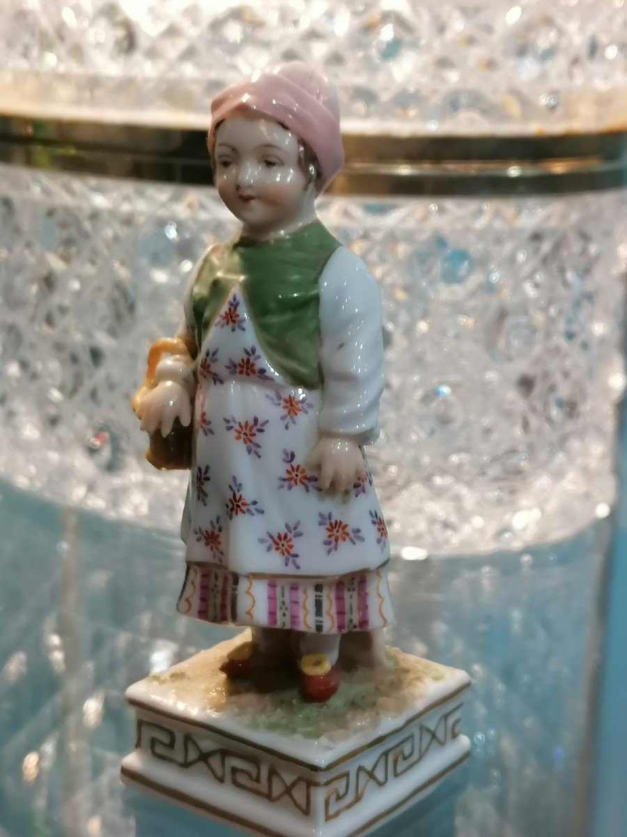 Figurine en porcelaine émaillée antique de Sitzendorf d'une fille/figurine en porcelaine allemande-photo-4
