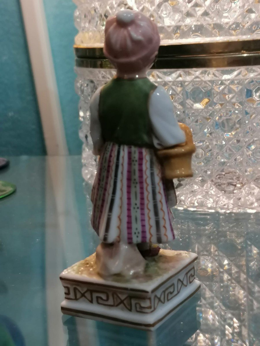 Figurine en porcelaine émaillée antique de Sitzendorf d'une fille/figurine en porcelaine allemande-photo-1