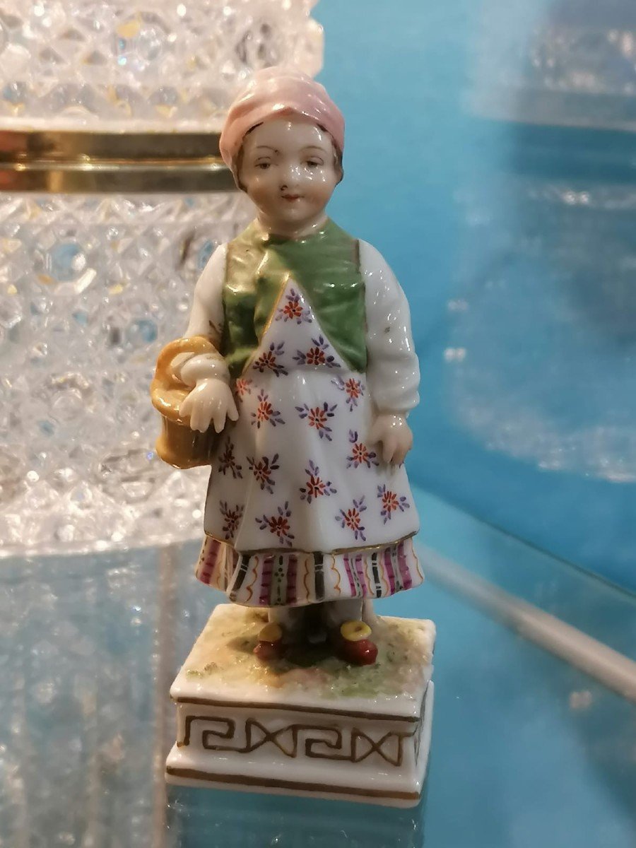 Figurine en porcelaine émaillée antique de Sitzendorf d'une fille/figurine en porcelaine allemande